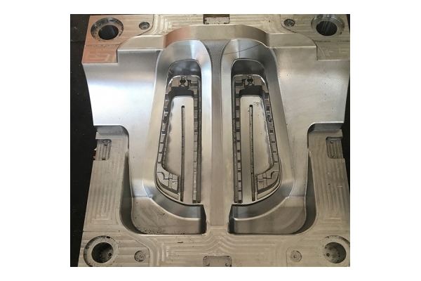 汽車尾燈模具有多難？從透光外觀到量產(chǎn)良率，把關(guān)鍵門道講透